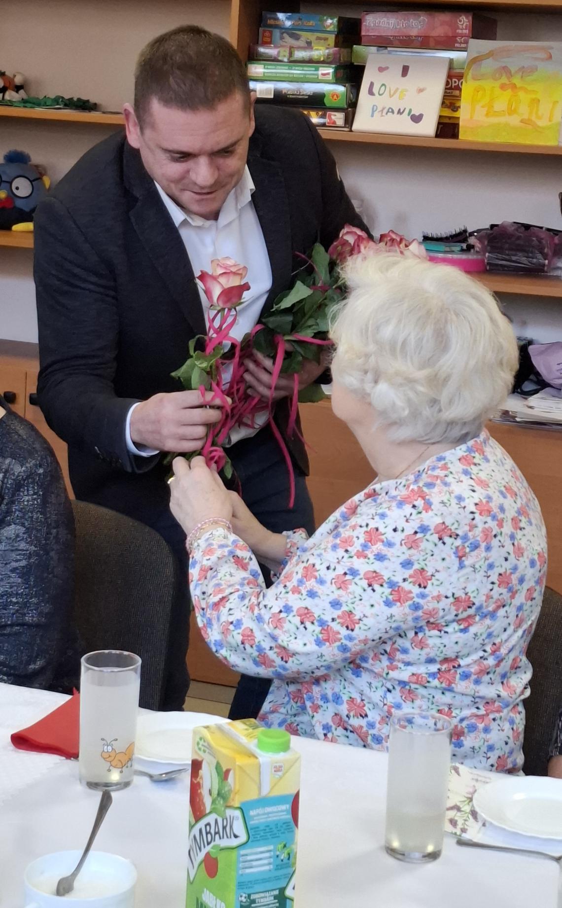 Dzień kobiet w klubie seniora